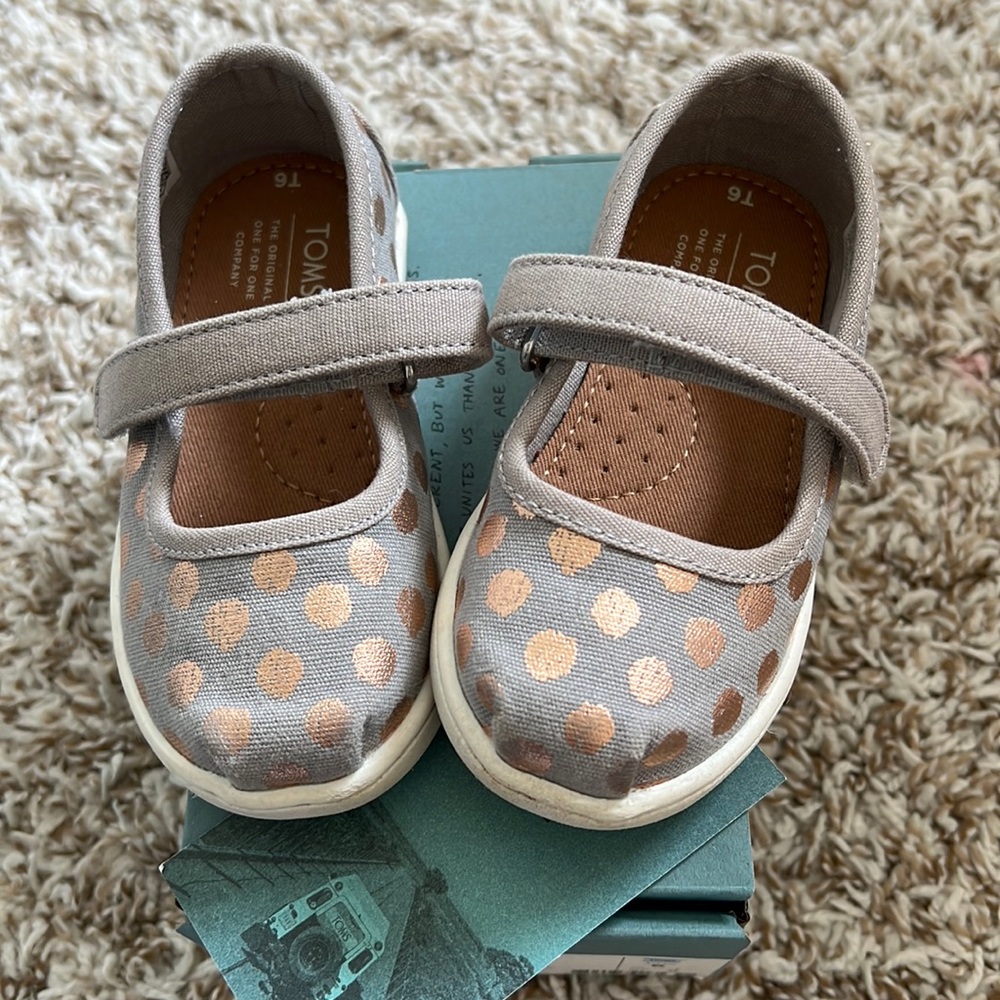 Precious Mary Jane Tiny Toms (toddler) sz 6